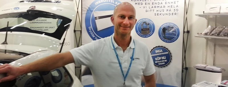 Mathias Audell Ringholm utmanar jättarna med en annorlunda larmteknik.